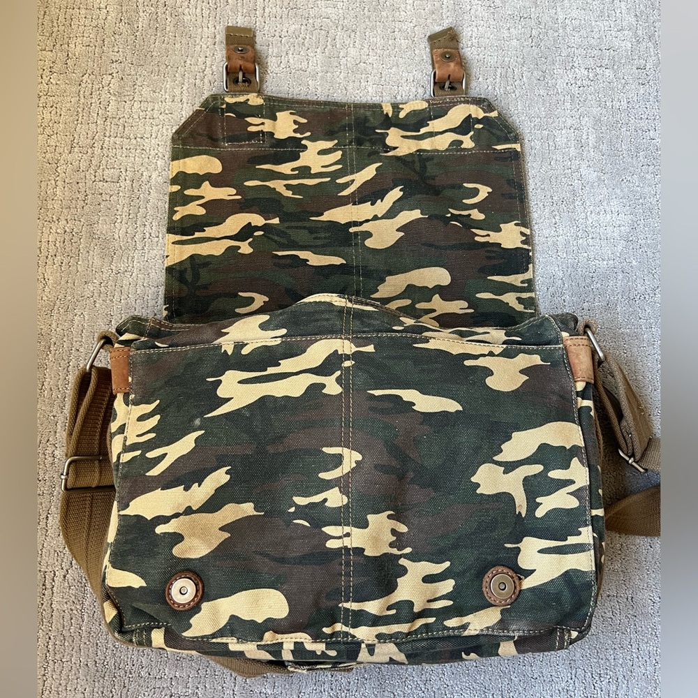 Relic Camouflage Messenger Bag - Picture 10 of 16
